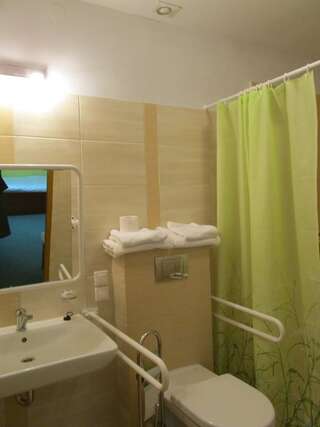 Отель Hotel Podkarpacki Boguchwała Двухместный номер с 2 отдельными кроватями - Подходит для гостей с ограниченными физическими возможностями-1